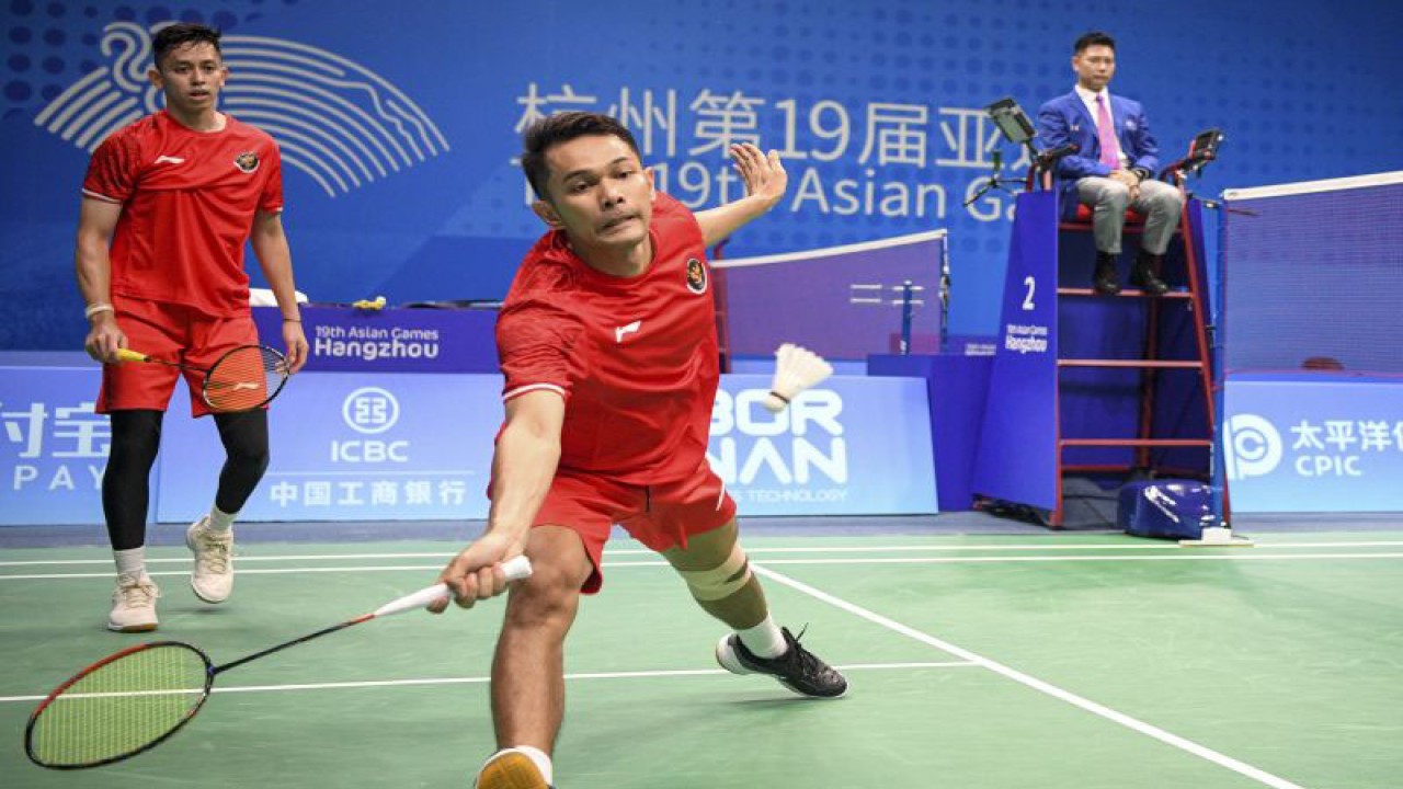 Foto arsip - Pebulu tangkis ganda putra Indonesia Muhammad Rian Ardianto (kanan) dan Fajar Alfian (kiri) mengembalikan kok ke arah lawannya asal Korea Selatan Seo Seungjae dan Kang Minhyuk dalam babak perempat final beregu Asian Games 2022 di Binjiang Gymnasium, Hangzhou, China, Jumat (29/9/2023). Fajar/Rian kalah dari lawannya dengan skor 21-11, 22-24, 17-21 sehingga kedudukan sementara Indonesia imbang dengan Korea Selatan 1-1. ANTARA FOTO/M Risyal Hidayat/aww