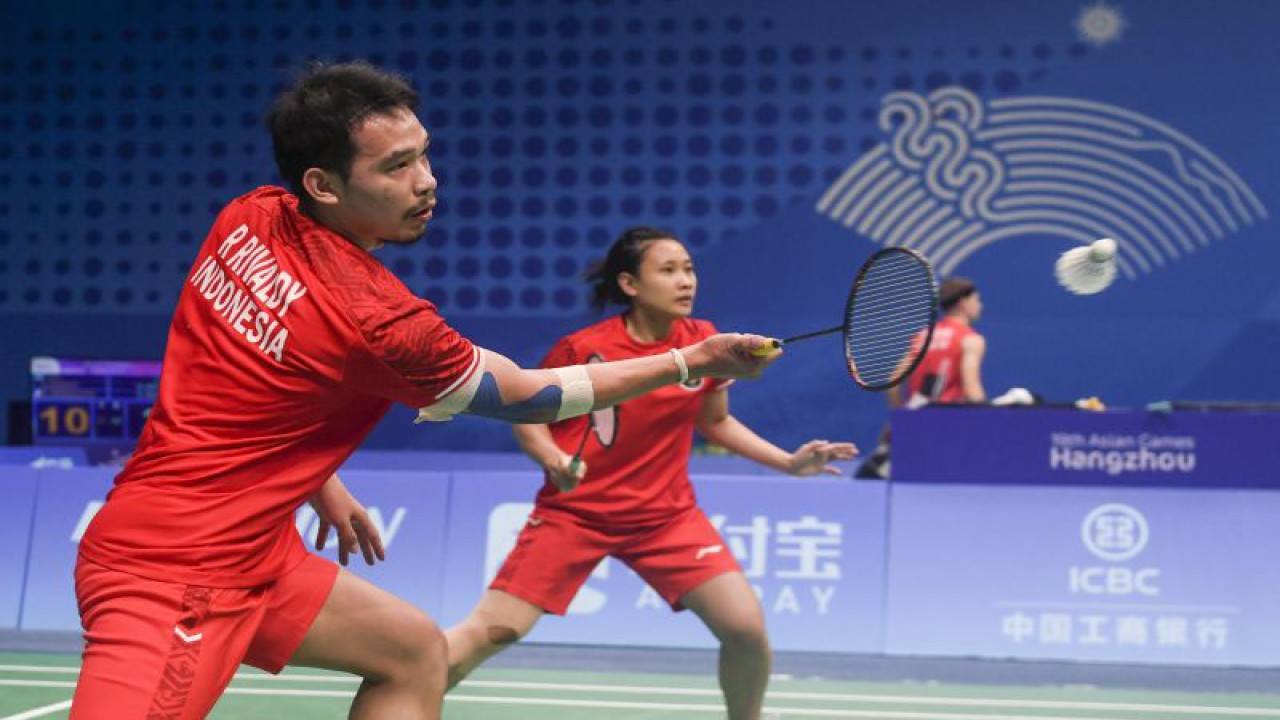 Pebulu tangkis Indonesia Rinov Rivaldy (kiri) dan Pitha Haningtyas Mentari mengembalikan kok ke arah pebulu tangkis Korea Selatan Kim Wonho dan Jeong Na Eun pada babak 32 besar ganda campuran Asian Games 2022 di Hangzhou Binjiang Gymnasium, Hangzhou, China, Senin (2/10/2023). . ANTARA FOTO/Hafidz Mubarak A/rwa.
