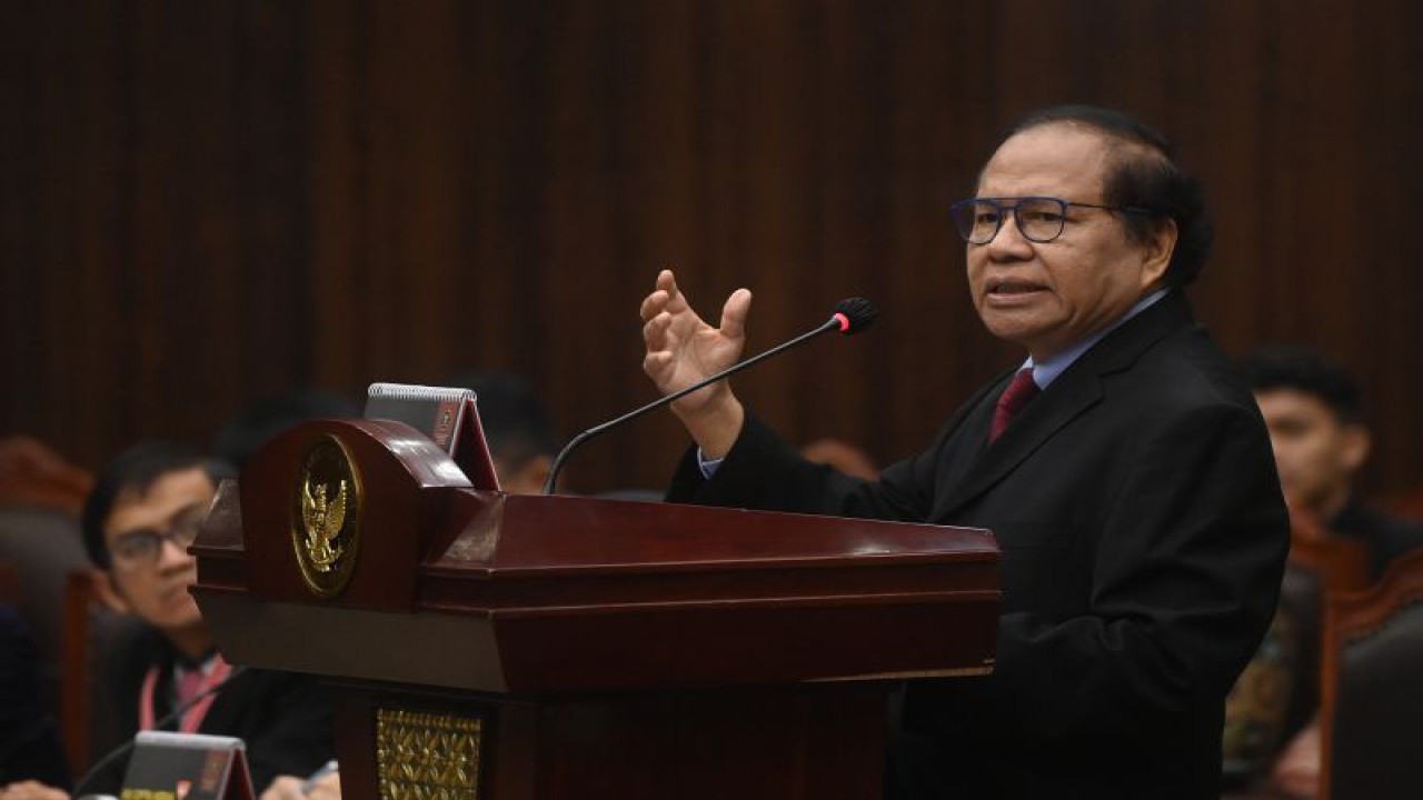 Mantan menteri koordinator bidang perekonomian Rizal Ramli bersaksi dalam sidang pengujian formal Undang-Undang Nomor 6 tahun 2023 tentang Penetapan Peraturan Pemerintah Pengganti UU Nomor 2 Tahun 2022 tentang Cipta Kerja menjadi UU di Mahkamah Konstitusi, Jakarta, Kamis (27/7/2023). (ANTARA FOTO/Akbar Nugroho Gumay/aww)