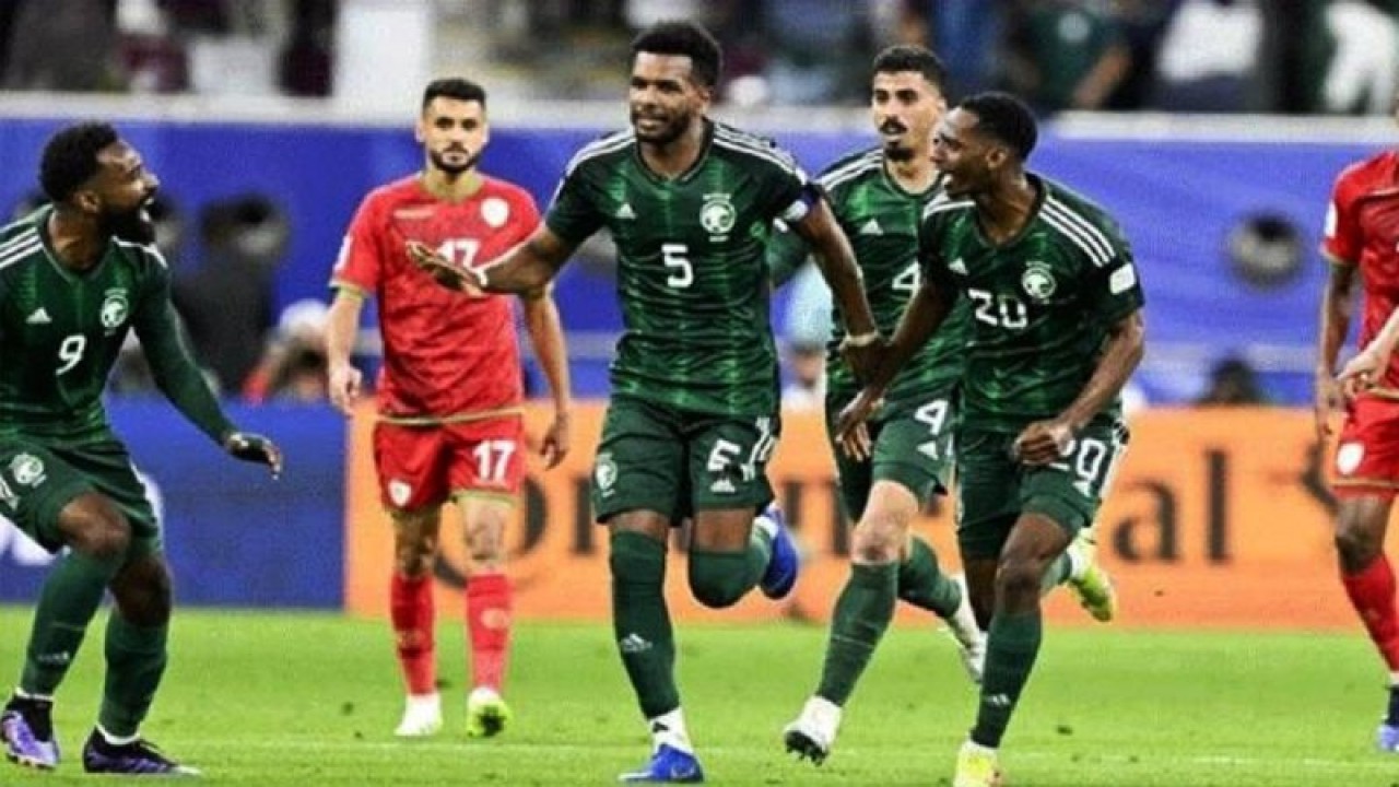 Selebrasi Ali Al Bulayahi usai mencetak gol kemenangan Arab Saudi atas Oman dalam pertandingan Grup F Piala Asia di Stadion Khalifah, Rabu (17/1/2024). ANTARA/HO-the-afc.com/am.