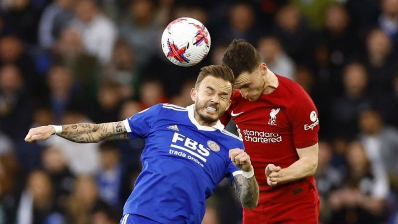 Arsip - Pesepak bola Leicester City James Maddison berduel dengan pesepak bola Liverpool Andrew Robertson pada pertandingan Liga Inggris di Stadion King Power, Leicester, Inggris (15/5/2023). Liverpool menang dengan skor 3-0. ANTARA FOTO/Action Images via Reuters/Andrew Boyers/tom.