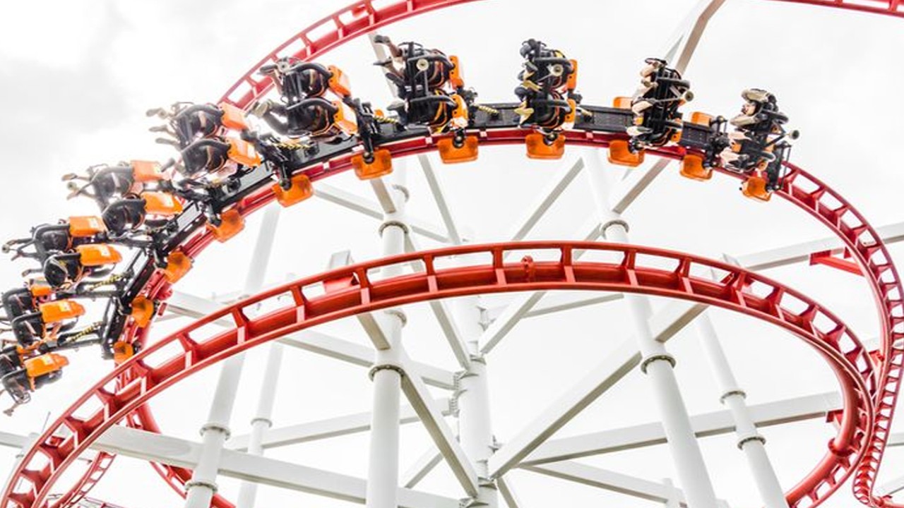 Roller Coaster, Wahana Wisata Pemicu Adrenalin. (Siraphol/Getty Images/iStockphoto)