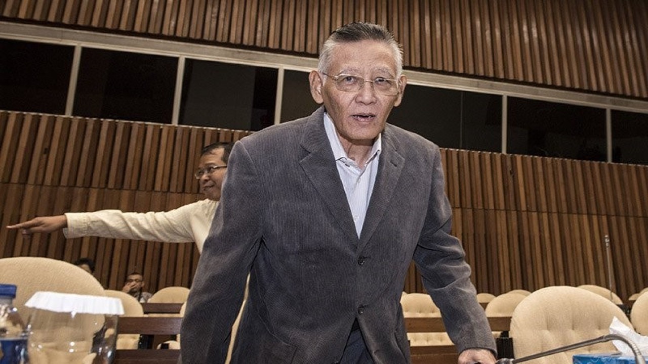 Arsip Foto - Pakar hukum pidana Romli Atmasasmita menghadiri rapat dengar pendapat umum (RDPU) di Komplek Parlemen, Senayan, Jakarta, Selasa (11/7/2017). ANTARA FOTO/M Agung Rajasa/am.