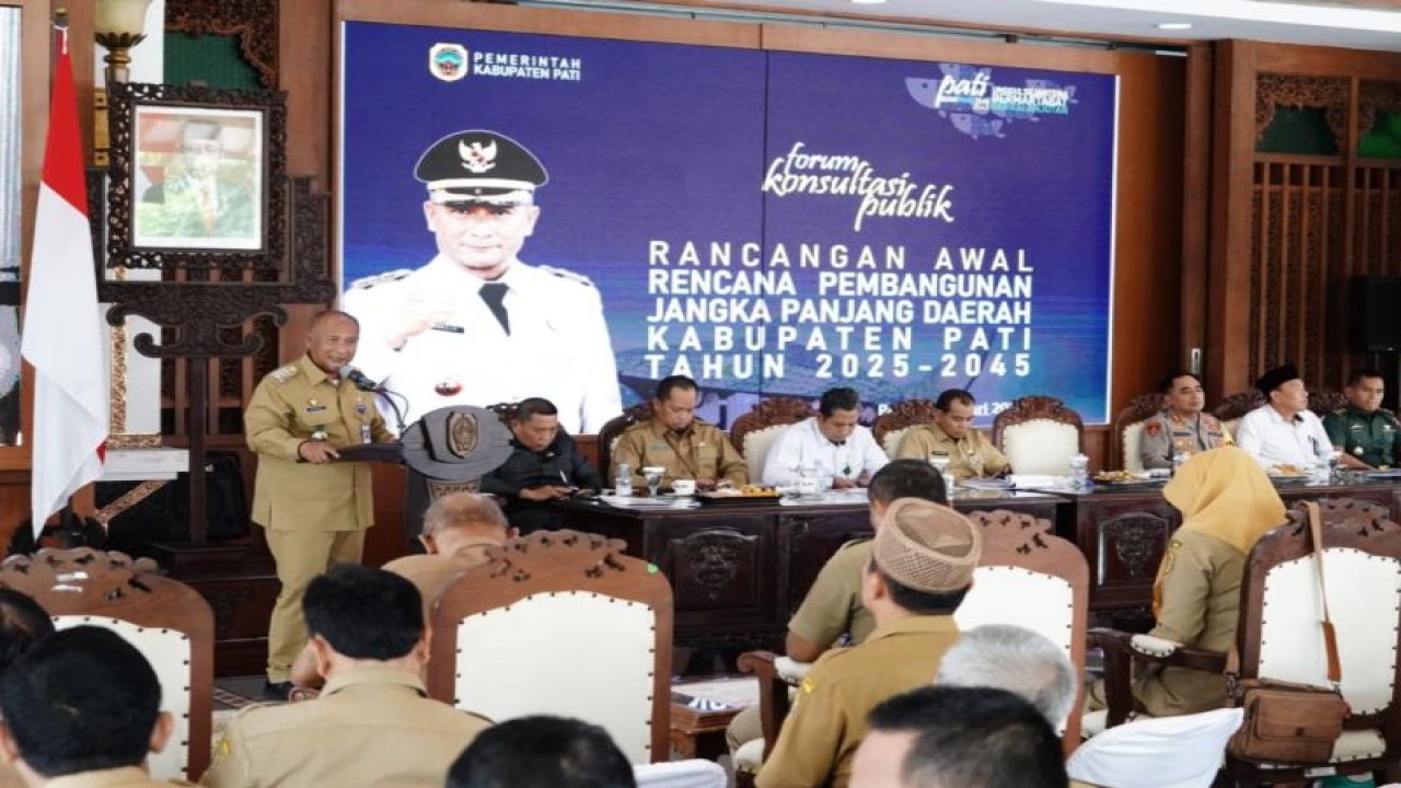 Penjabat Bupati Pati Henggar Budi Anggoro pada Forum Konsultasi Publik Rencana Pembangunan Jangka Panjang Daerah (RPJPD) 2025-2045 di Pendopo Kabupaten Pati, Senin (22/1/2024). (ANTARA/HO-Humas Pemkab Pati.)