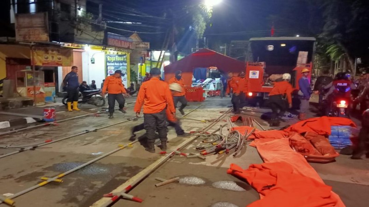 Petugas BPBD Kabupaten Garut mendirikan tenda darurat di RSUD Sumedang, Kecamatan Sumedang Selatan, Kabupaten Sumedang, Jawa Barat, Senin (01/01/2024). (ANTARA/HO-Diskominfo Garut)