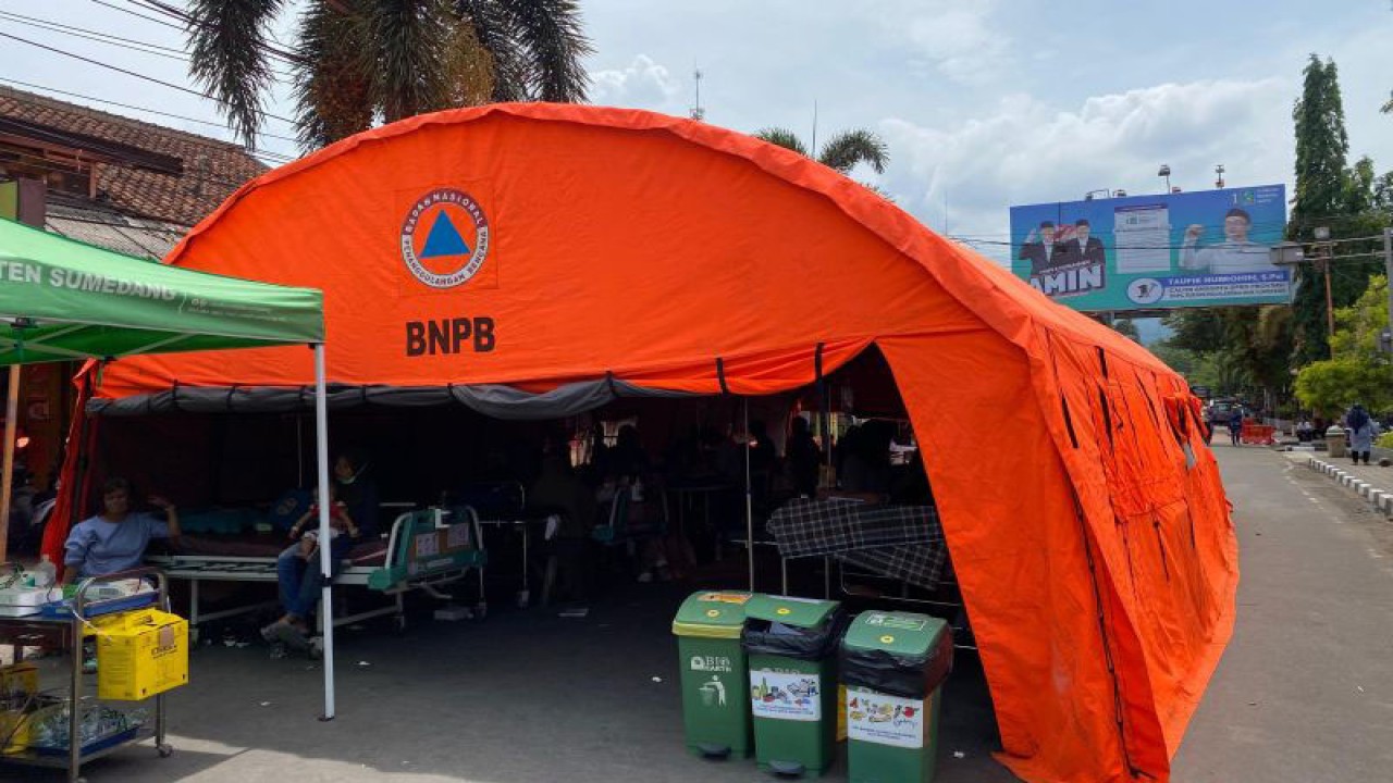 Tenda darurat disiagakan pascagempa di RSUD Sumedang untuk menangani pasien di Kabupaten Sumedang, Jasa Barat. ANTARA/Rubby