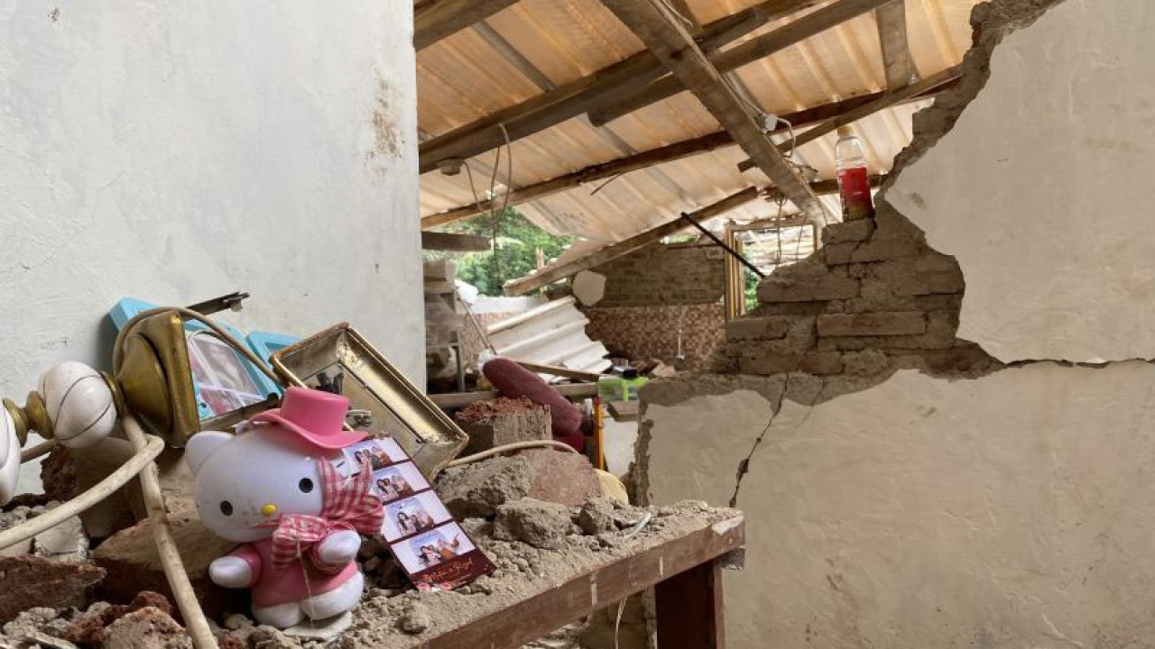 Arsip- Kondisi salah satu rumah yang mengalami kerusakan cukup parah pascagempa di Kabupaten Sumedang, Jawa Barat, Rabu (3/1/2024). (ANTARA/Rubby Jovan)