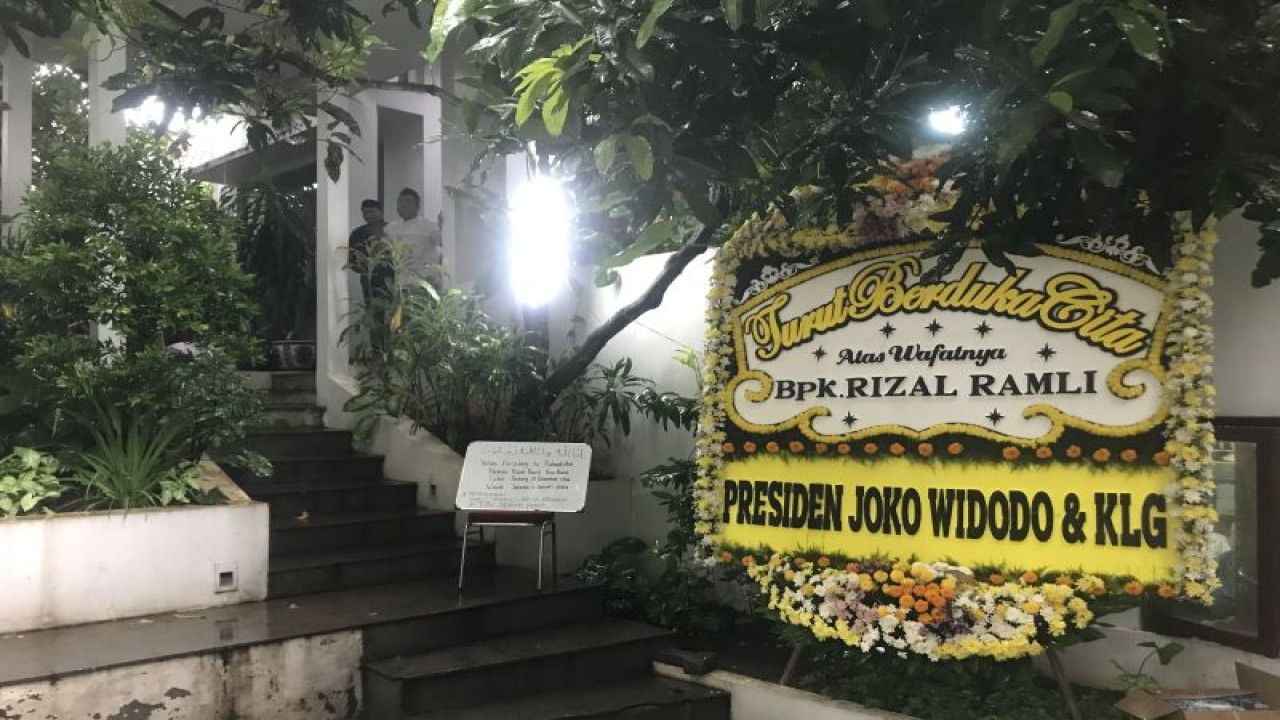Suasana rumah duka ekonom senior yang juga mantan menteri koordinator bidang perekonomian Rizal Ramli di Mampang Prapatan, Jakarta Selatan, Jakarta, Rabu (3/12/2023). (ANTARA/M Mardiansyah Al Afghani)