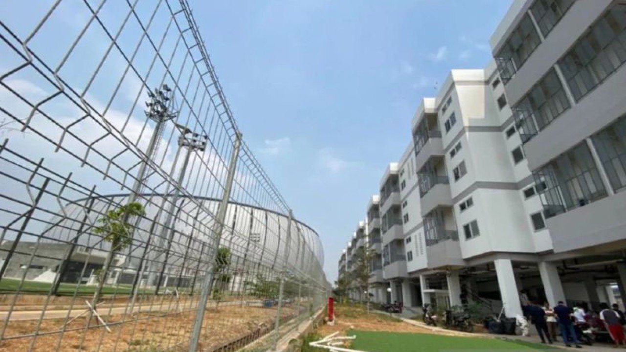 Arsip Foto - Jakarta International Stadium (JIS) dan Kampung Susun Bayam yang berdampingan, Jakarta, Kamis (24/8/2023). ANTARA/Luthfia Miranda Putri