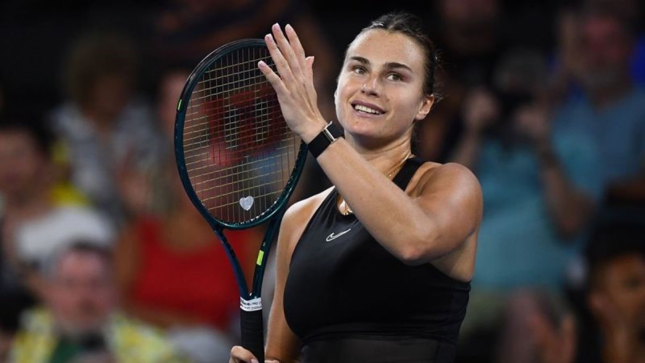 Petenis putri Belarusia Aryna Sabalenka merayakan kemenangan melawan rekan senegaranya Victoria Azarenka pada pertandingan semifinal Brisbane International 2024 di Queensland Tennis Centre, Brisbane, Australia, Sabtu (6 /1/2024). Aryna Sabalenka berhasil maju ke babak final setelah mengalahkan Victoria Azarenka dengan skor 6-2, 6-4. ANTARA FOTO/Reuters/ Jono Searle/Spt.