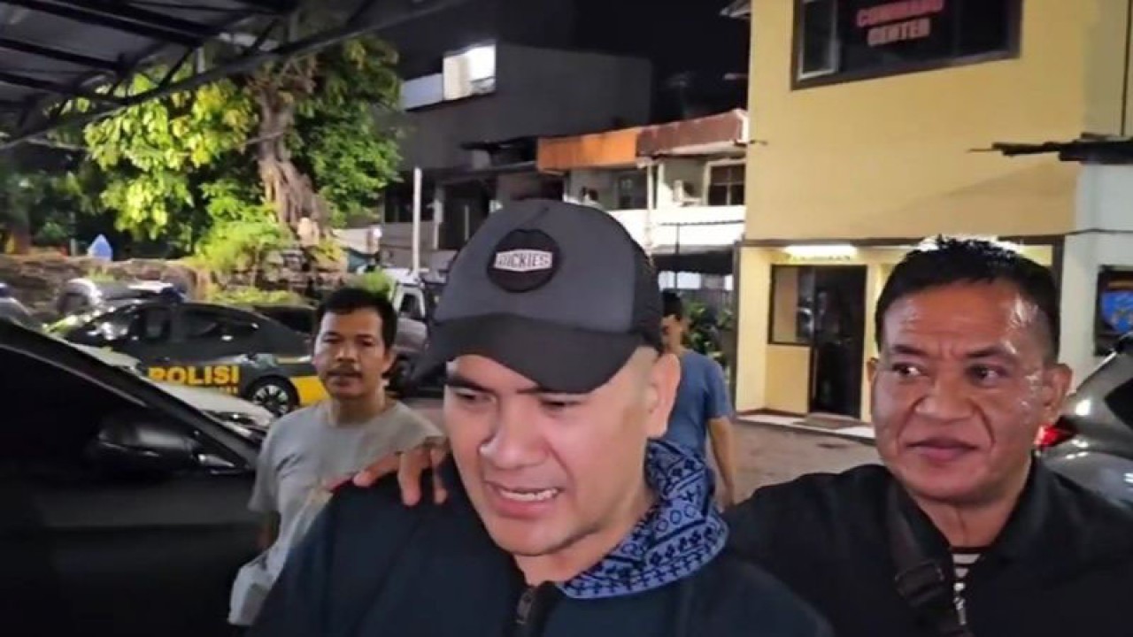 Penyanyi dangdut Saipul Jamil kembali ke Polsek Tambora pada Sabtu (6/1/2024) sekira pukul 01.18 WIB, setelah menjalani pemeriksaan lebih lanjut di Polda Metro Jaya. ANTARA/Risky Syukur