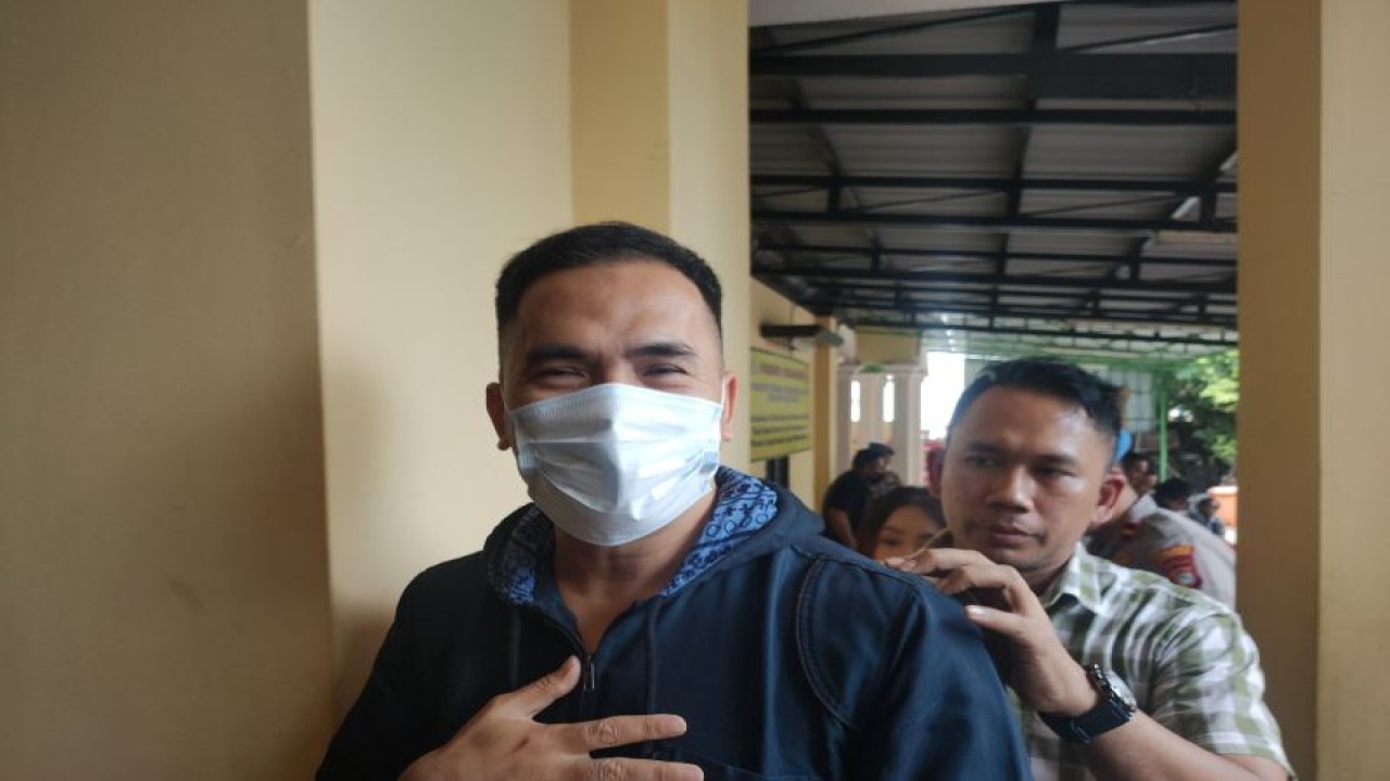 Saipul Jamil kembali dari jumpa pers di Polsek Tambora pada Sabtu (6/1/2024). ANTARA/Risky Syukur