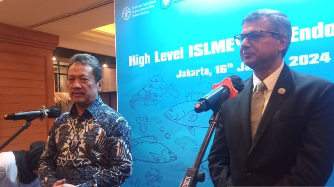 Menteri Kelautan dan Perikanan Sakti Wahyu Trenggono (kiri) saat menyampaikan keterangan kepada wartawan di Jakarta Pusat, Selasa (16/1/2024). (ANTARA/Farhan Arda Nugraha)