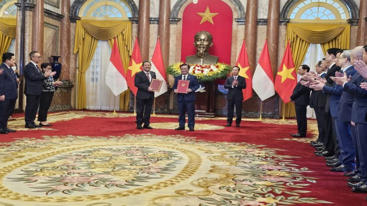 Menteri Kelautan dan Perikanan (Men-KP) RI Sakti Wahyu Trenggono bersama Menteri Pertanian dan Pengembangan Pedesaan Vietnam Le Minh Hoan, bertukar dokumen kerja sama perikanan di Istana Presiden Vietnam, Jumat (12/1/2024). Pertukaran dokumen tersebut disaksikan langsung oleh Presiden Republik Indonesia Joko Widodo dan Presiden Republik Sosialis Vietnam Võ Văn Thưởng.