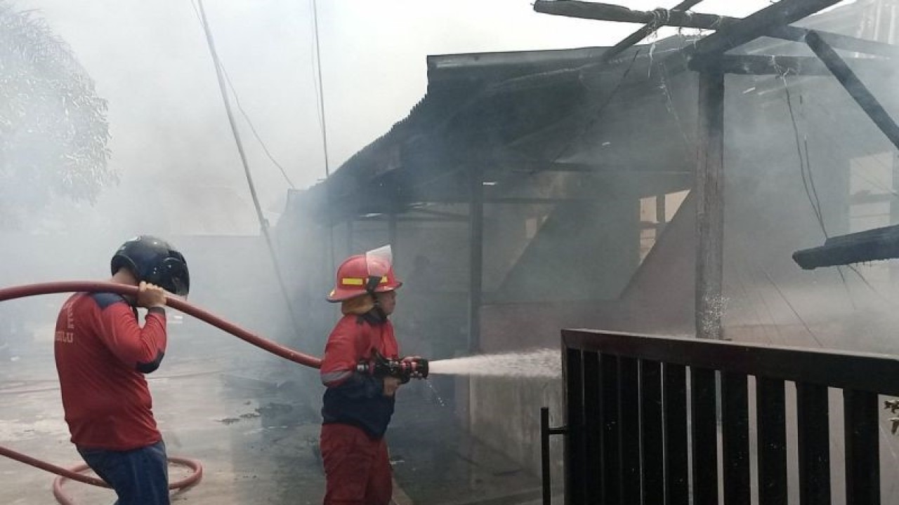 Salah seorang petugas Damkar Kota Bengkulu saat berusaha memadamkan api di ruman bedengan. ANTARA/Anggi Mayasari