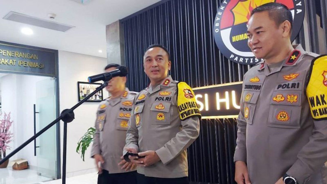 Kepala Divisi Humas Polri (Kadiv Humas) Irjen Pol. Sandi Nugroho (tengah) memberikan keterangan pers terkait penangkapan pengancam Anies Baswedan di Mabes Polri, Jakarta, Sabtu (13/1/2024). ANTARA/Laily Rahmawaty/am.