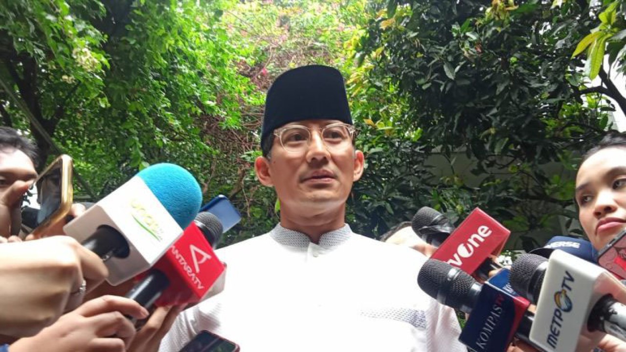 Menteri Pariwisata dan Ekonomi Kreatif (Menparekraf) Sandiaga Salahuddin Uno saat ditemui di rumah duka Rizal Ramli, Jakarta Selatan pada Rabu (3/1/2024). ANTARA/Farhan Arda Nugraha.