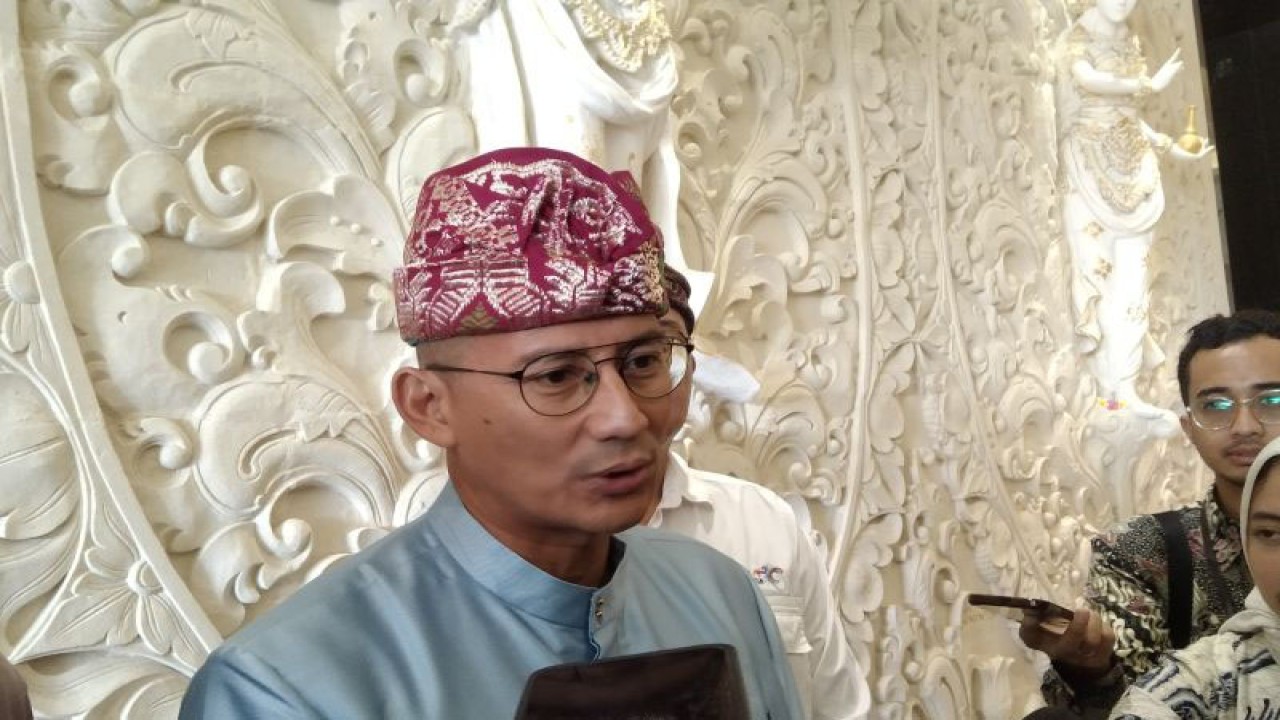 Menteri Pariwisata dan Ekonomi Kreatif (Menparekraf) Sandiaga Uno diwawancarai wartawan di sela membuka Konferensi Pariwisata Asia Pasifik di BNDCC Nusa Dua, Kabupaten Badung, Bali, Kamis (11/1/2024). ANTARA/Dewa Ketut Sudiarta Wiguna