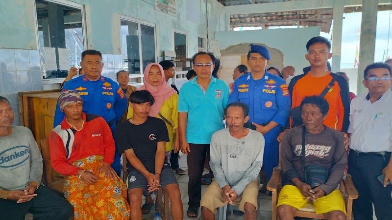Suasana saat para korban kapal tenggelam tiba di Dermaga Bom Kalianda Lampng Selatan untuk menunggu tim medis menjemput. ANTARA/Riadi Gunawan.