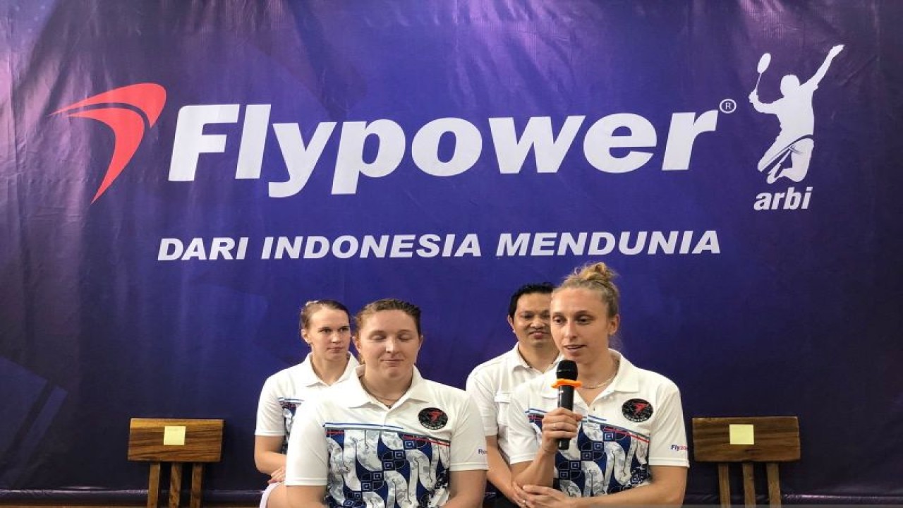 Ganda putri Denmark Sara Thygesen (kanan)/Maiken Fruergaard (kiri) saat mengikuti sesi jumpa pers pengumuman kerja sama keduanya bersama perusahaan apparel bulu tangkis Indonesia Flypower di Kantor Flypower, Jakarta Selatan, Senin (22/1/2024). (ANTARA/Zaro Ezza Syachniar)