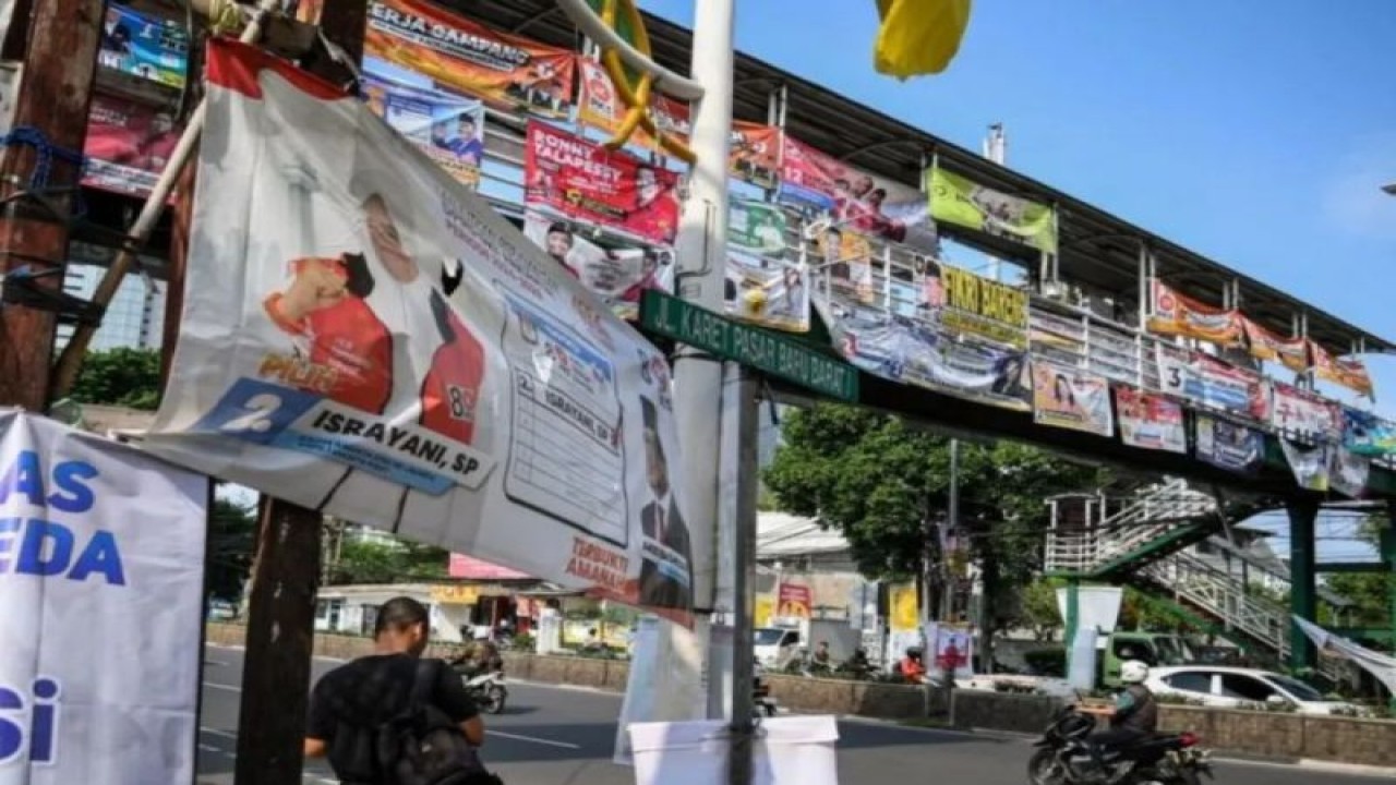 Alat peraga kampanye (APK) terpasang menutupi jembatan penyeberangan orang (JPO) di Jalan K.H. Mas Mansyur, Tanah Abang, Jakarta, Jumat (5/1/2024). ANTARA FOTO/Sulthony Hasanuddin/aww