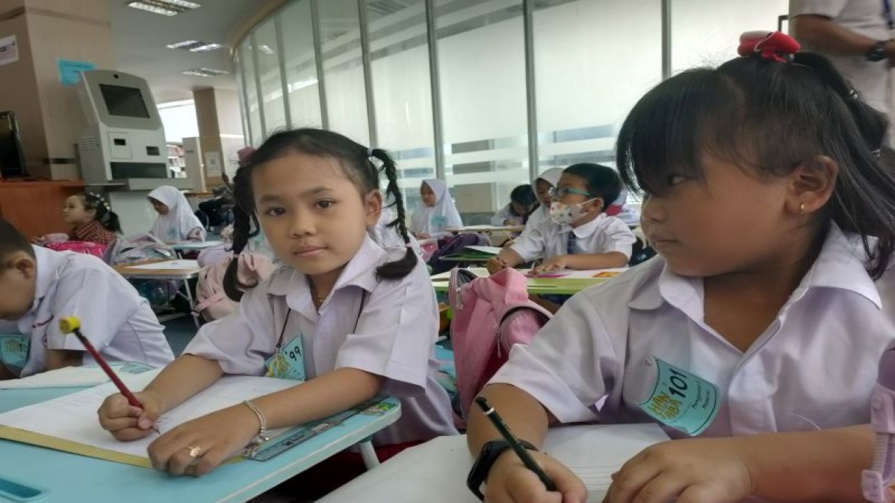 Anak-anak Sekolah Dasar (SD) mengikuti lomba mewarnai pada "Hari Anak Jakarta Membaca" (Hanjaba) di gedung Suku Dinas Perpustakaan dan Kearsipan (Pusip) Jakarta Barat, Jalan Tanjung Duren Barat, Duri Kepa, Kebon Jeruk, Selasa (22/8/2023). ANTARA/Risky Syukur