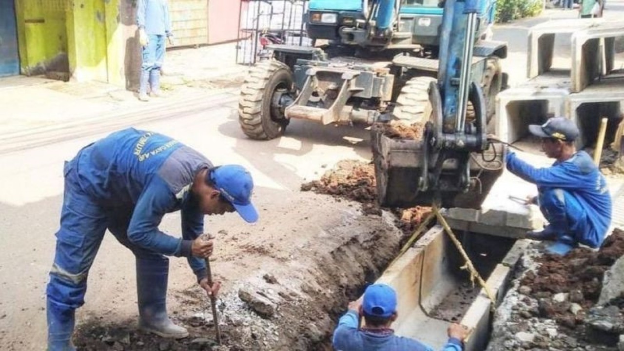 Petugas Suku Dinas Sumber Daya Air (SDA) Jakarta Timur membangun saluran air untuk mengantisipasi genangan atau banjir. ANTARA/HO-Sudin SDA Jaktim