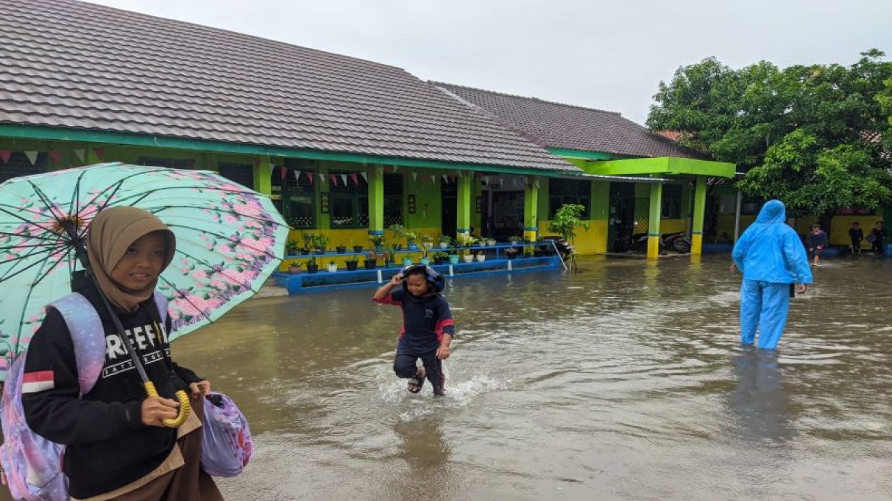 Hujan deras mengguyur Kota Serang akibatnya dua ruang kelas SDN Citerep, Kecamatan Walantaka, Kota Serang, Banten, terendam banjir sehingga menganggu kegiatan belajar mengajar (KBM), Jumat.  (ANTARA/Desi Purnama Sari)