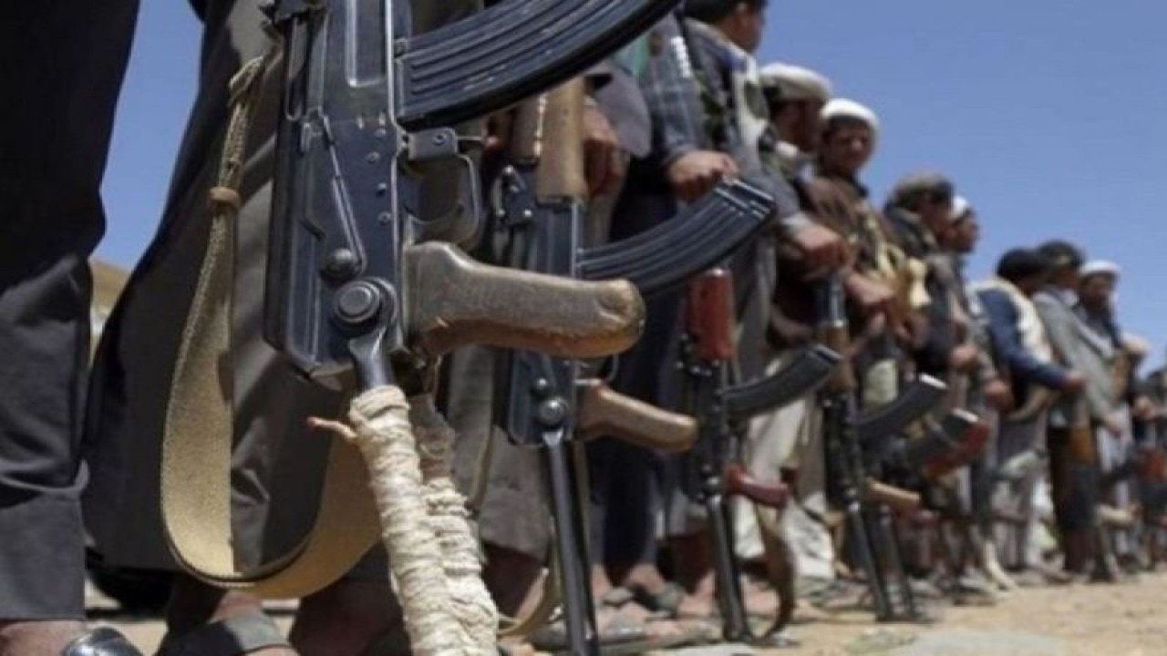 Arsip - Pasukan Houthi berbaris sambil memegang senjata api. (ANTARA/Anadolu)