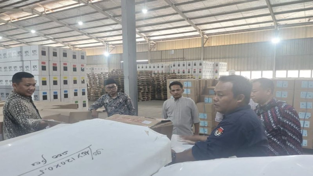 Sejumlah komisioner KPU Depok ketika meninjau gudang logistik (ANTARA/ foto: dok KPU Depok)
