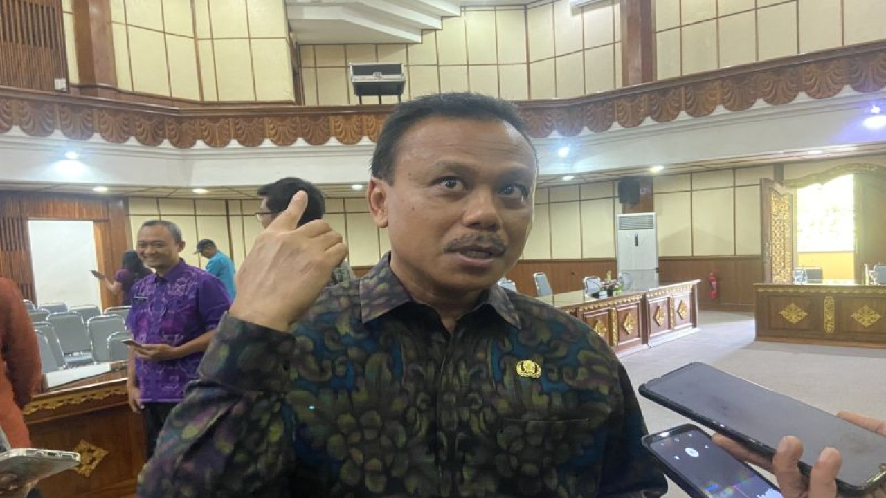 Sekretaris Daerah (Sekda) Bali Dewa Made Indra saat diwawancara soal alternatif pengajuan keringanan pajak spa di Denpasar, Selasa (16/1/2024). ANTARA/Ni Putu Putri Muliantari