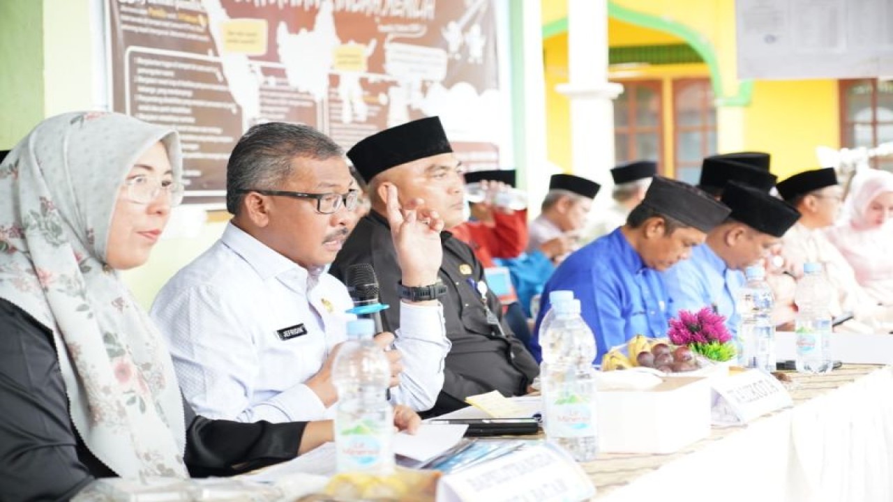 Sekretaris Daerah Kota Batam Jefridin Hamid (kedua dari kiri) menghadiri kegiatan musrenbang. (ANTARA/HO-Pemkot Batam)