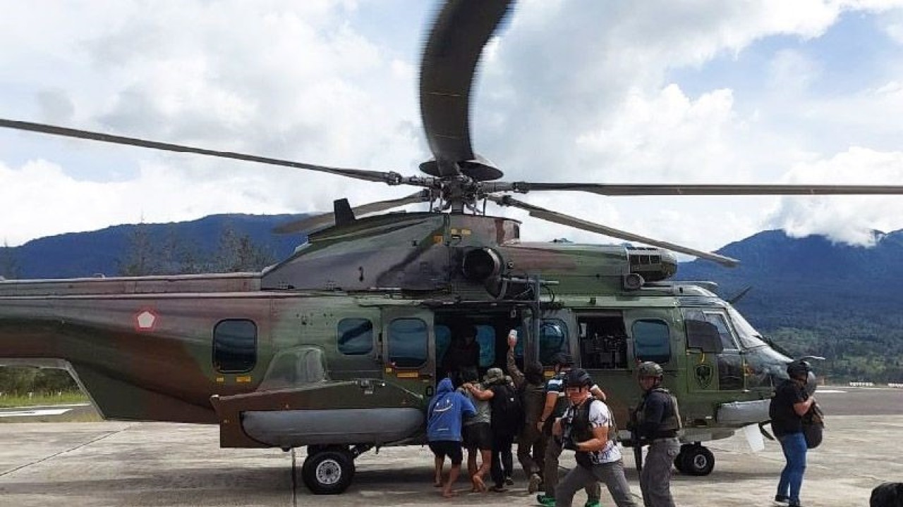 Ilustrasi - Evakuasi prajurit korban penembakan oleh KKB di Kabupaten Puncak, Minggu (13/11/2022). ANTARA/HO-Kodim 1714 Puncak Jaya/am.