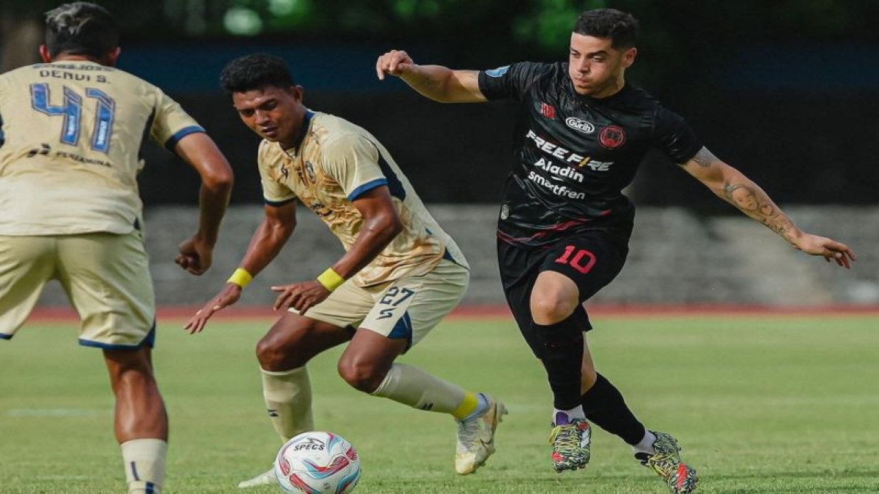 Pemain Persis Solo Alexis Messidoro (10) berusaha mengamankan bola pada uji coba tertutup kontra Arema FC di Stadion Sriwedari, Solo, Selasa (23/1/2024). Pada uji coba ini Persis Solo menang atas Arema FC 3-2. (HO-Liga Indonesia)
