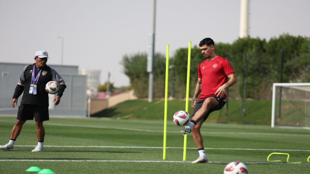 Pemain timnas Indonesia Shayne Pattynama saat mengikuti latihan di Lapangan Al Egla 2, Doha, Qatar, Selasa (16/1/2024). (ANTARA/Ho/PSSI)
