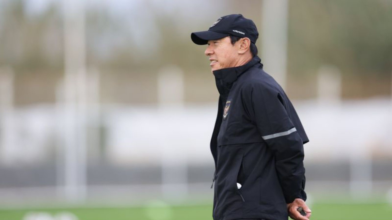 Pelatih tim nasional Indonesia Shin Tae-yong saat memimpin pemusatan latihan timnas Indonesia di Antalya, Turki, Senin (01/01/2024). (ANTARA/HO-PSSI)