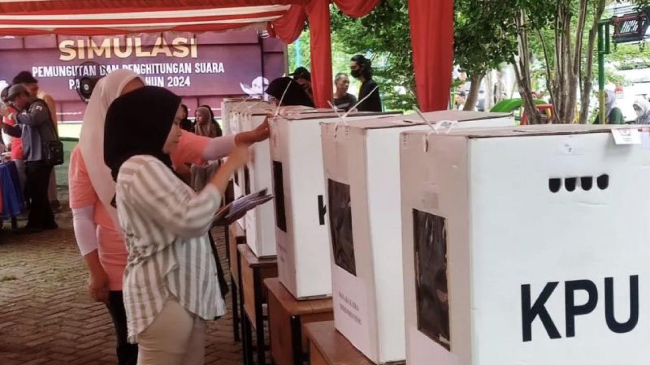 Suasana simulasi pemungutan dan penghitungan suara pada Pemilu 2024. ANTARA/Darwin Fatir