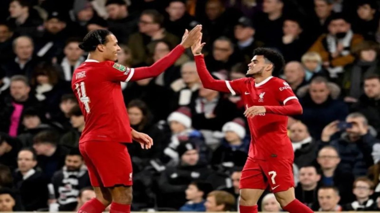 Luis Diaz (kiri) melakukan selebrasi dengan rekan setimnya Virgil van Dijk setelah mencetak gol untuk Liverpool dalam pertandingan leg kedua semifinal Carabao Cup lawan Fulham di Craven Cottage pada Kamis (25/1/2024). ANTARA/HO-Livepoolfc