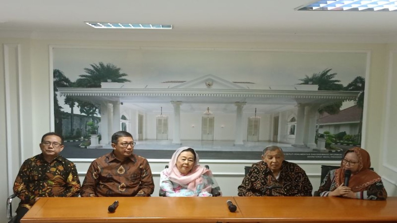 Istri mendiang Presiden keempat RI Abdurrahman Wahid yakni Sinta Nuriyah (Tengah) saat akan memberikan keterangan kepada wartawan di Istana Wakil Presiden, Jakarta, Kamis (11/1/2024). ANTARA/Rangga Pandu Asmara Jingga