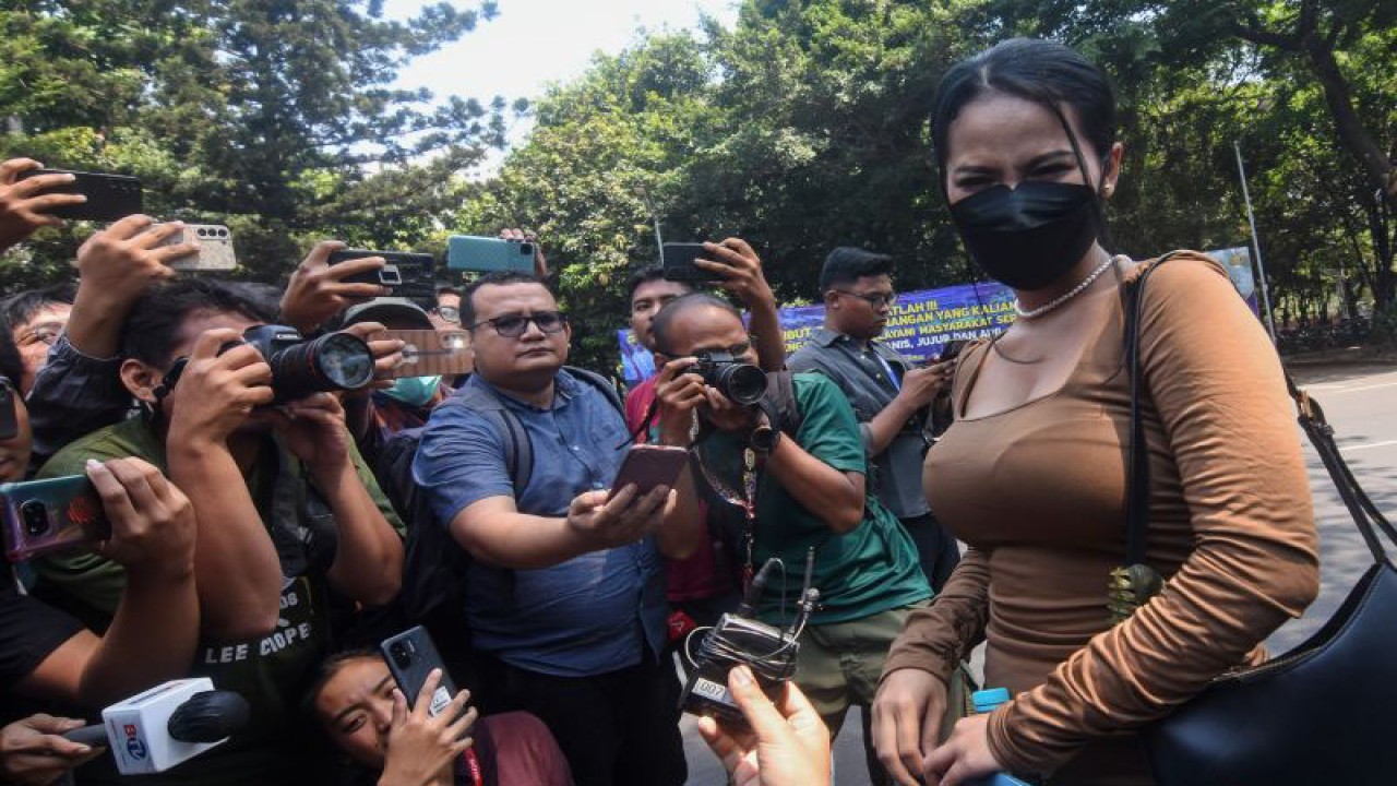 Arsip Foto - Pemeran film dewasa Fransisca Candra Novitasari atau Siskaeee (kanan) menjawab pertanyaan wartawan sebelum menjalani pemeriksaan di Direktorat Reserse Kriminal Khusus Polda Metro Jaya, Jakarta, Senin (25/9/2023). ANTARA FOTO/Indrianto Eko Suwarso/Spt.