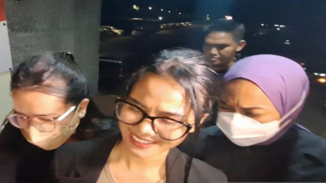 Tersangka Francisca Candra Novitasari alias Siskaeee saat tiba di Polda Metro Jaya, Rabu (24/1/2024). ANTARA/Ilham Kausar