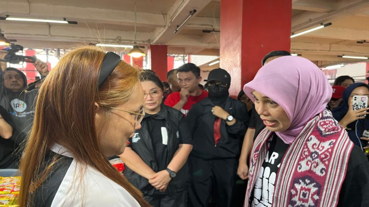 Istri Ganjar Pranowo, Siti Atikoh, saat berdialog dengan pedagang di Pasar Bersehati, Kota Manado, Sulawesi Utara, Rabu (17/1/2024). ANTARA/Narda Margaretha Sinambela.