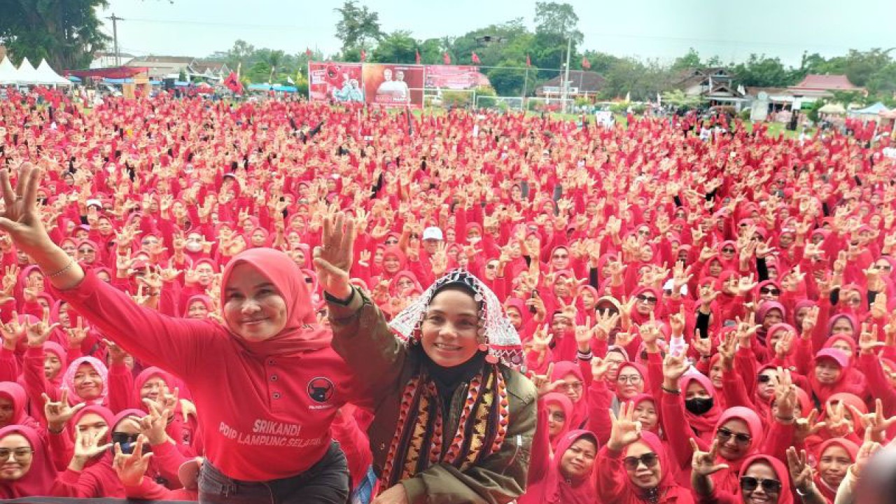 Suasana saat istri Ganjar Pranowo, Siti Atikoh Supriyanti (kanan), berfoto bersama ribuan ibu-ibu di Lampung Selatan, Lampung, Selasa (9/1/2024). (ANTARA/Riadi Gunawan)
