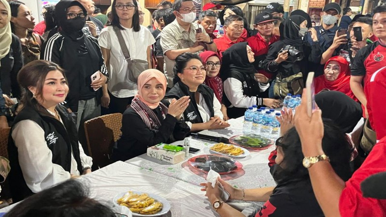 Istri capres nomor urut 3 Ganjar Pranowo, Siti Atikoh Supriyanti saat mengunjungi Kawasan Wisata Kuliner Manado, Sulawesi Utara, Selasa (16/1/2024). ANTARA/Narda Margaretha Sinambela