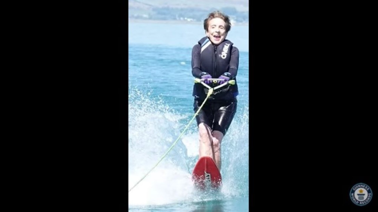 Dwan Jacobsen Young mengatakan dia mulai bermain ski air di Danau Bear ketika dia berusia 29 tahun. (Tangkapan layar YouTube Guinness World Records)