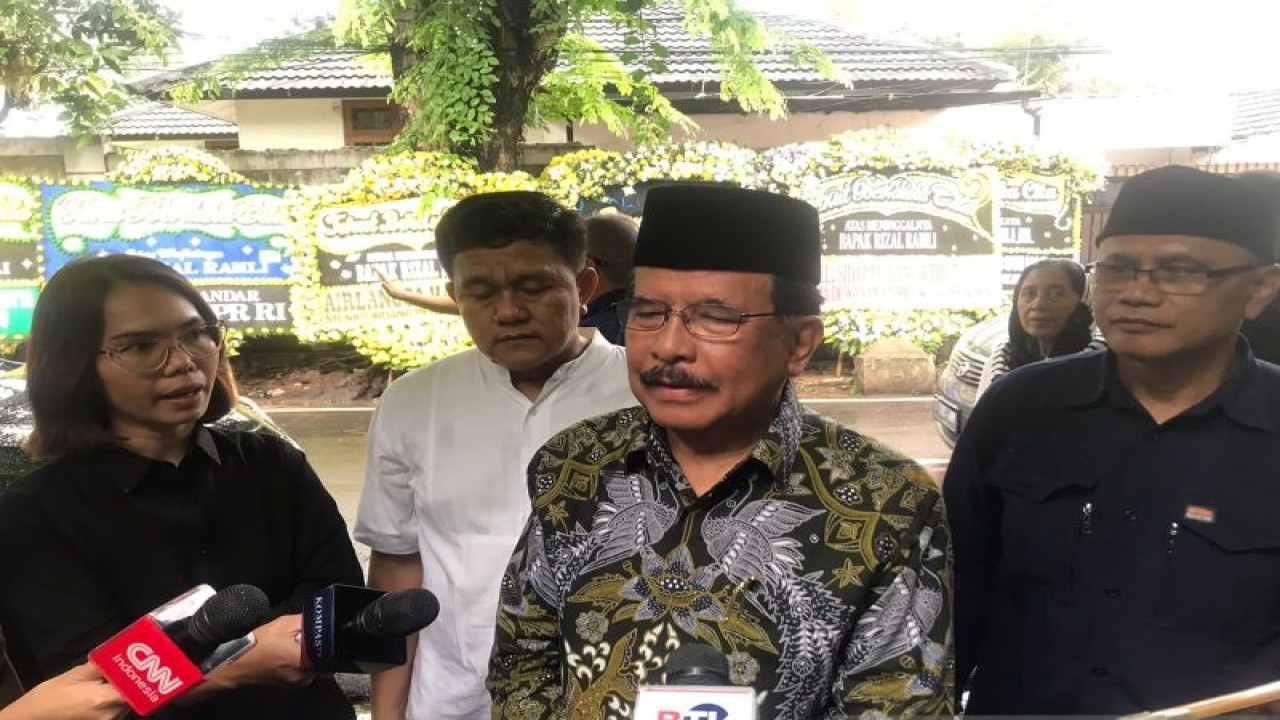 Mantan Menteri Negara Badan Usaha Milik Negara (BUMN) dari Kabinet Indonesia Bersatu Sofyan Djalil saat ditemui di rumah duka Rizal Ramli, Jakarta Selatan pada Rabu (3/1/2024). (ANTARA/Farhan Arda Nugraha)