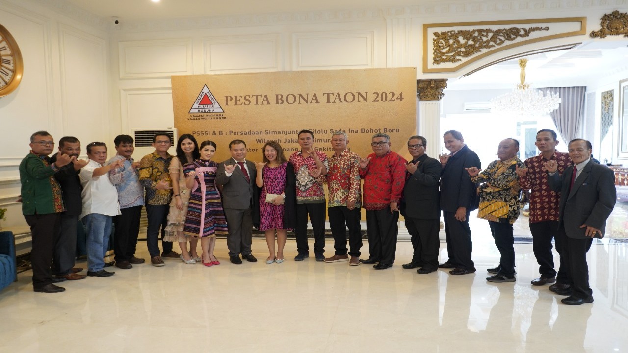 Anggota Komisi VI DPR RI 2019-2024 dari PDI Perjuangan Sondang Tampubolon yang kembali maju sebagai Caleg DPR RI pada Pemilu 2024 berfoto bersama Dimpos Tampubolon dan istrinya Ivanne Simanjuntak serta tamu undangan pada acara Pesta Bonataon Parsadaan Simanjuntak Sitolu Sada Ina Dohot Boru Wilayah Jakarta Timur Sektor 15 Cipinang dan Sekitarnya 2024/Foto: Rizky