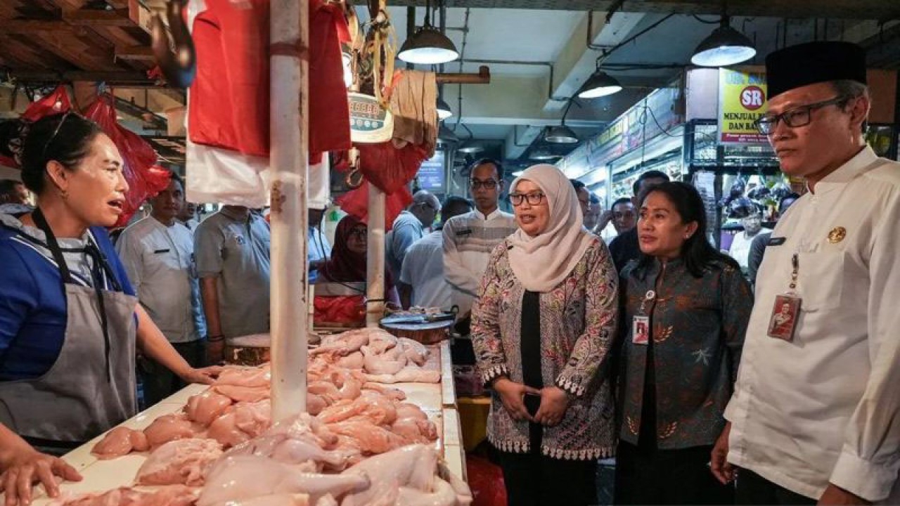 Asisten Perekonomian dan Keuangan (Asperkeu) Sekda Provinsi DKI Jakarta Sri Haryati bersama Wali Kota Jakarta Pusat Dhany Sukma meninjau harga pangan di Blok III Pasar Senen, Jakarta Pusat, Jumat (29/12/2023). ANTARA/HO-Sudin Kominfotik Jakarta Pusat/aa.