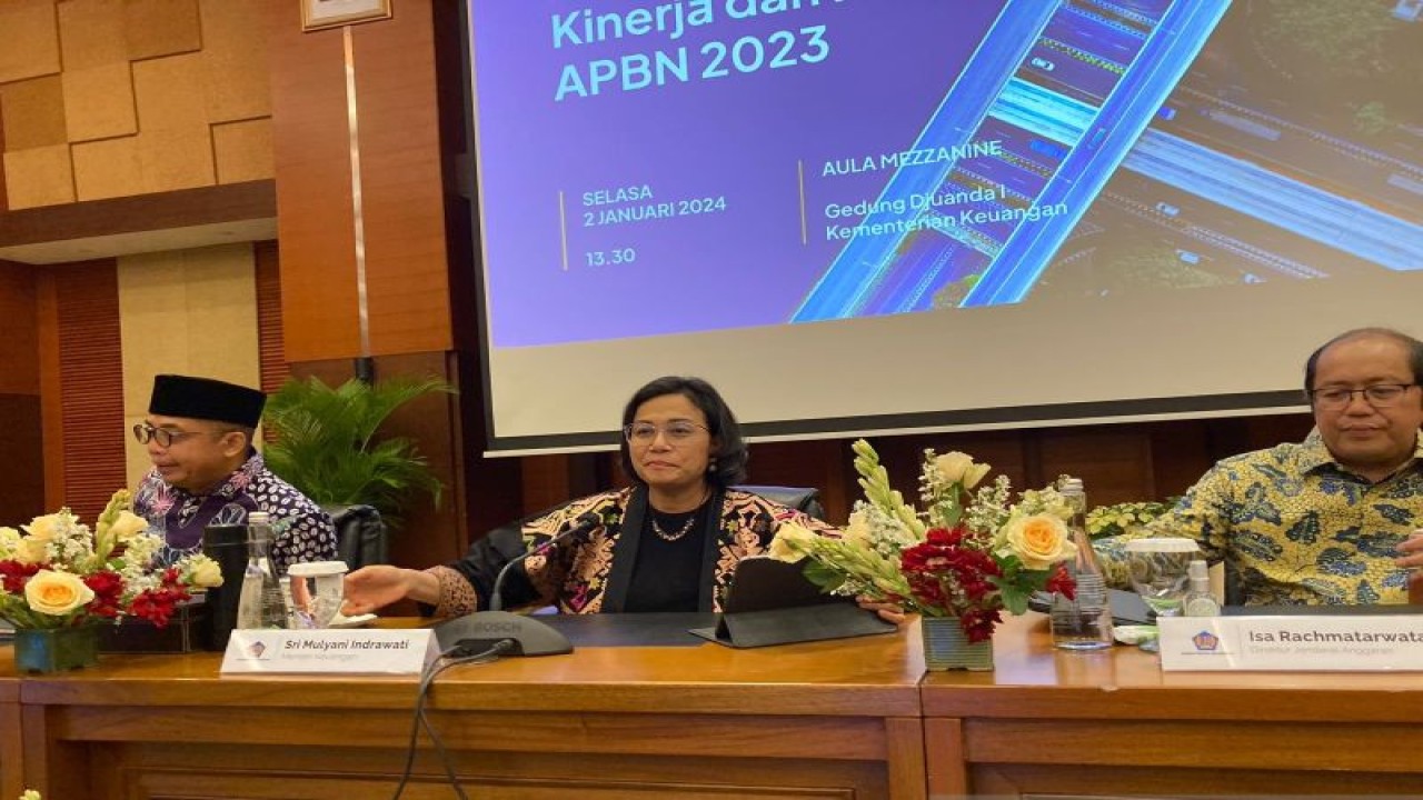 Menteri Keuangan RI Sri Mulyani dalam Konferensi Pers Kinerja dan Realisasi APBN 2023 di Jakarta, Selasa (2/1/2024). ANTARA/Bayu Saputra