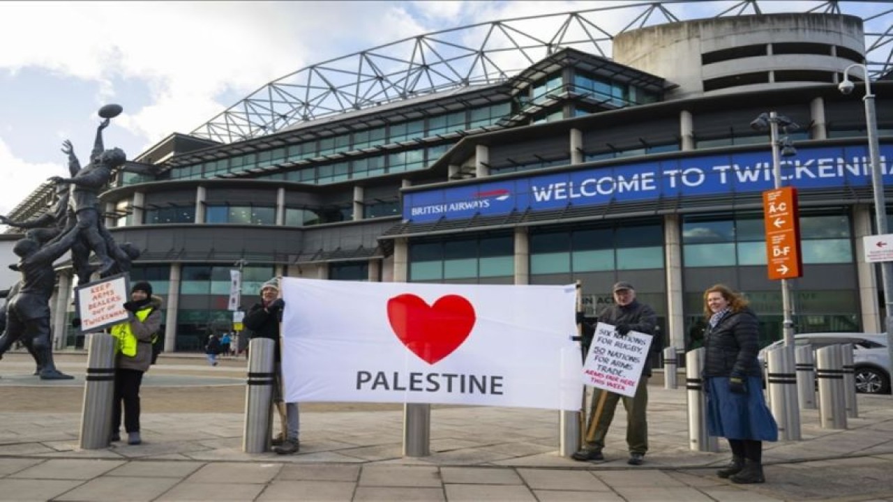 Sejumlah orang membentangkan spanduk dan bendera Palestina untuk memprotes partisipasi perusahaan-perusahaan pembuat senjata, yang dipakai Israel, pada pameran 'International Armoured Vehicles' di Stadion Twickenham di London, Inggris, pada Minggu (22/1/2024). ANTARA/Anadolu/tm